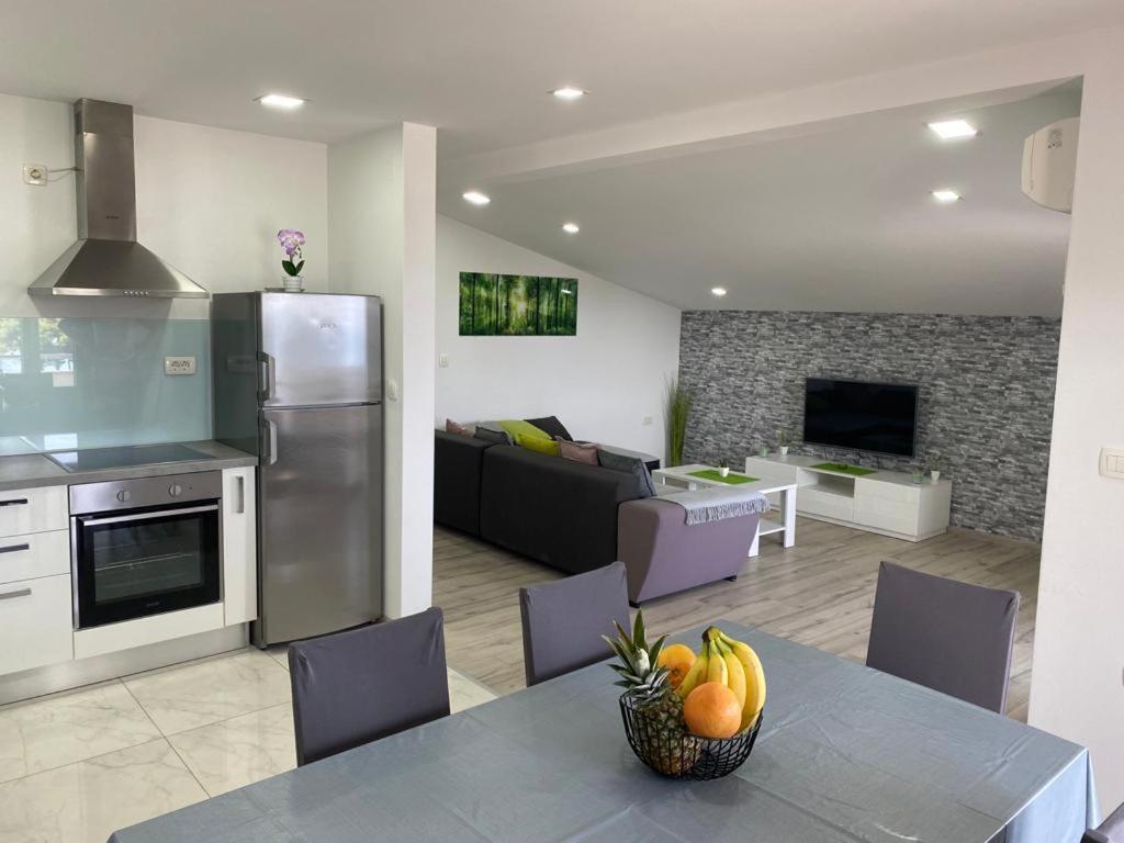 Beach Apartment Andela Kaštela Exterior foto